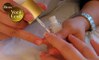 Use óleo de banana para remover esmalte de unha