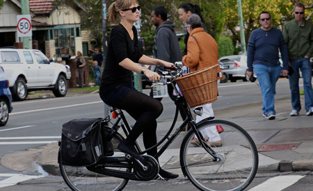 Quer ir para o trabalho de bike, mas lá não tem chuveiro? Ciclistas dão as dicas. 