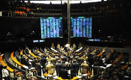 Aprovada no TSE, Ficha Limpa pode ser questionada no STF