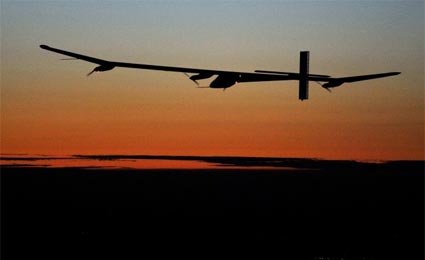 Avião solar faz o primeiro voo noturno da história