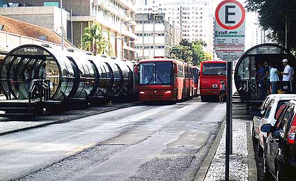 corredores r�idos e vias exclusivas marcam o transporte p�lico de curitiba