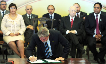 Copa 2014: Lula assina MP que flexibiliza dívidas e favorece infraestrutura