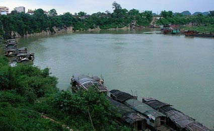 Chineses estocam água potável após contaminação de rio